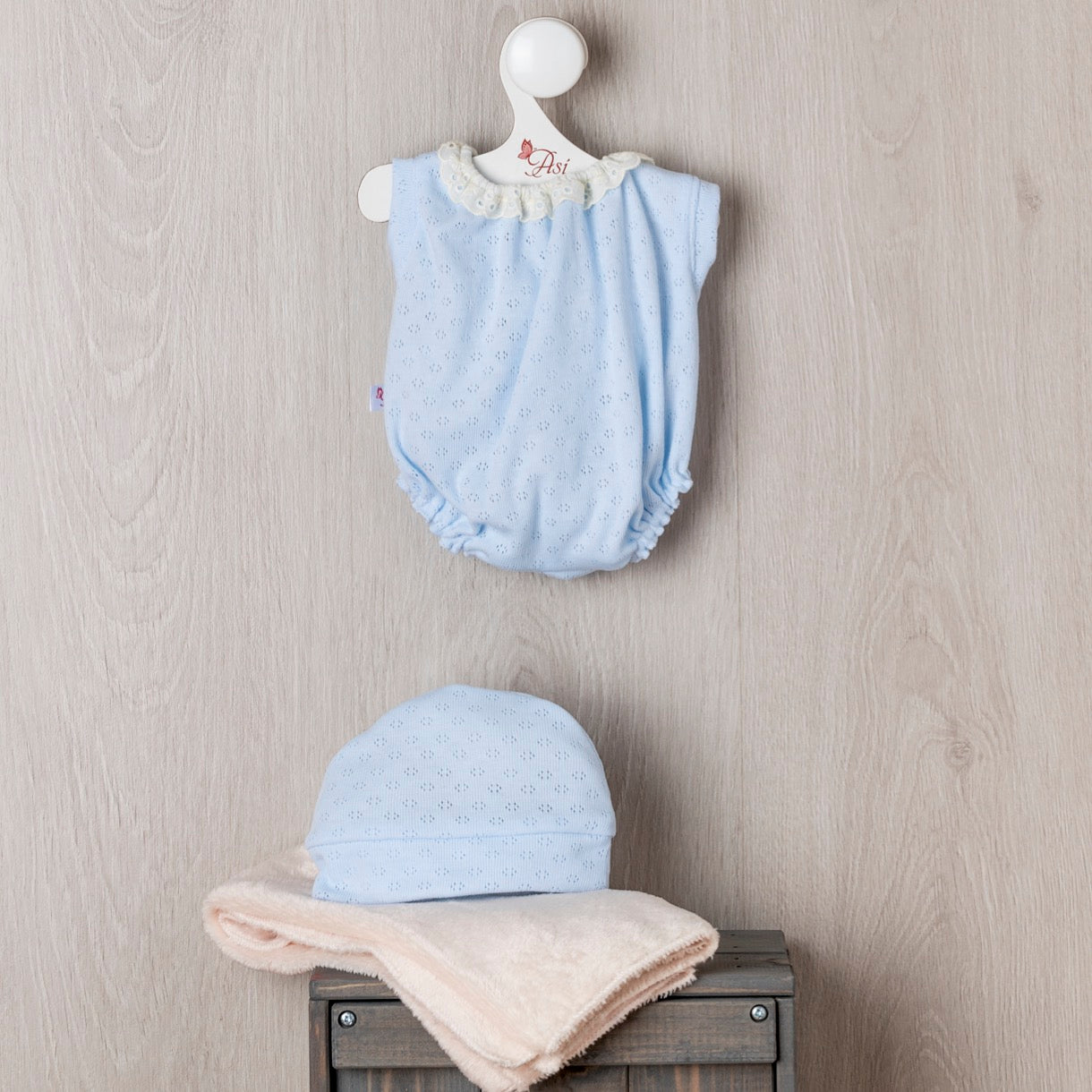 Body Pablo Gorro Punto Azul y Manta Beige